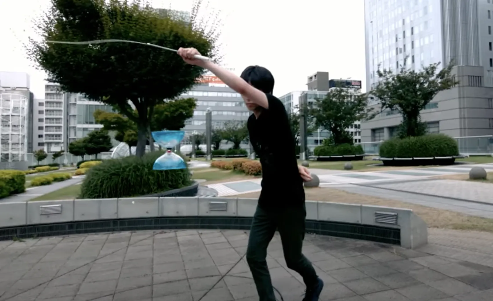 man performing doabolo trick where the diabolo is spinning with no string